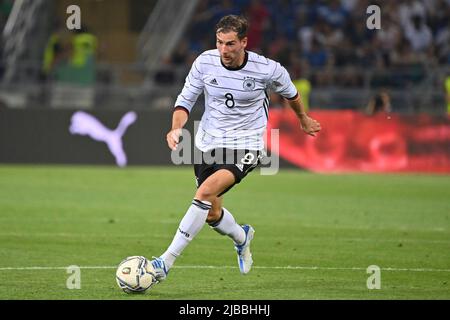 Bologne, Italien. 04.. Juni 2022. Leon GORETZKA (GER), Aktion, Einzelaktion, Einzelbild, Ausschnitt, Ganzkörperaufnahme, Vollfigur Fußball UEFA Nations League, Gruppenphase 1. Spieltag Italien (ITA) - Deutschland (GER) 1-1, am 4.. Juni 2022, Renato Dall `Ara Stadium Bologne Credit: dpa/Alamy Live News Stockfoto